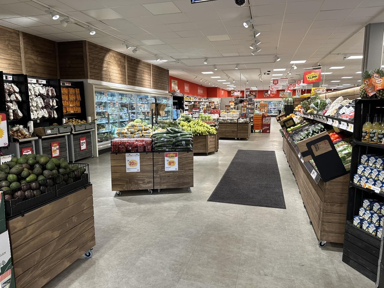 Trägondoler med frukt och grönt i en dagligvarubutik