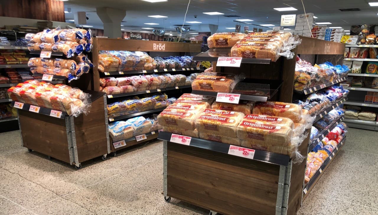 Brödexponering med trämoduler i butik