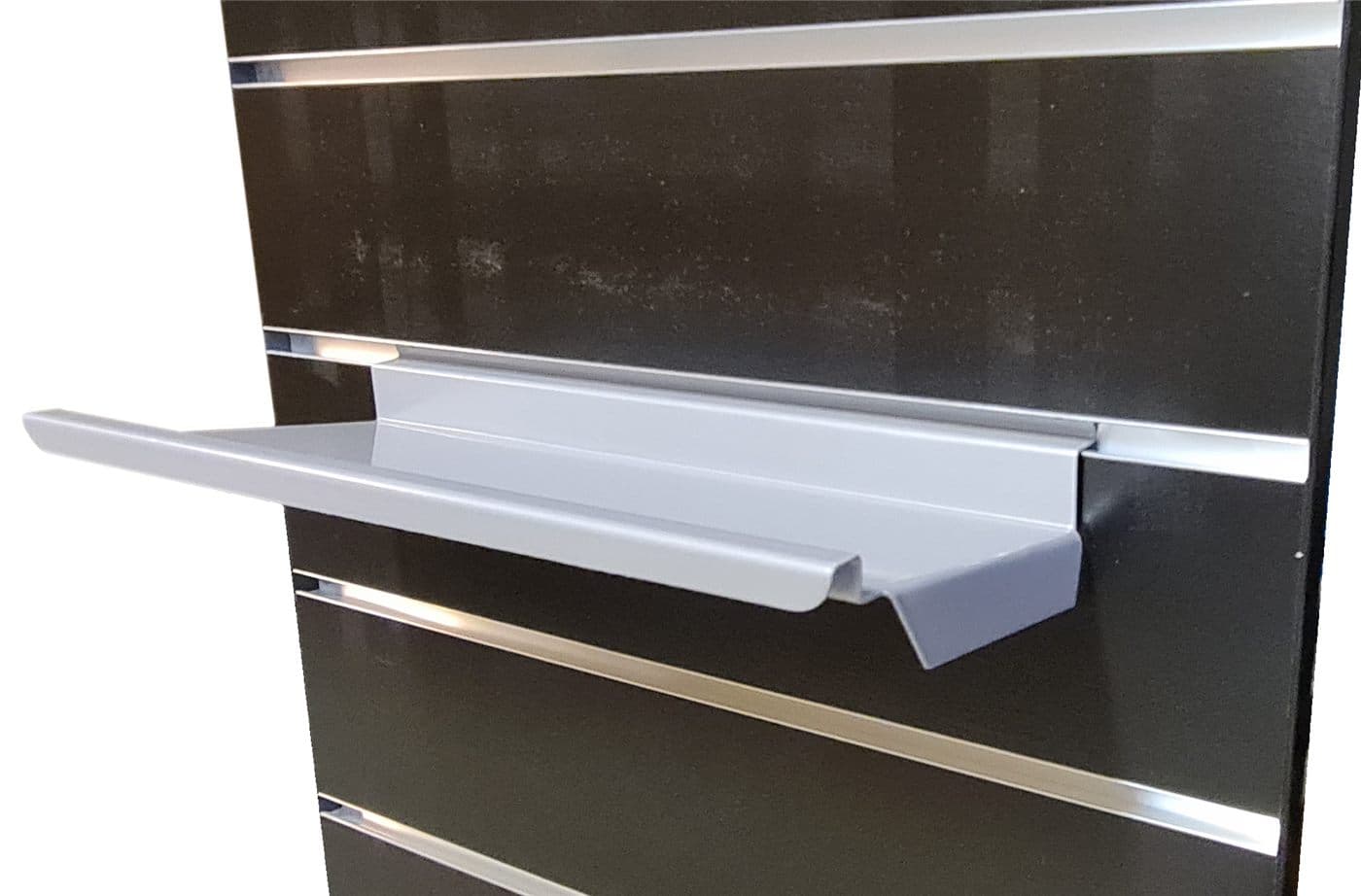 Plåthylla 280x100mm spårpanel – Varuexponering från Butiksprofil