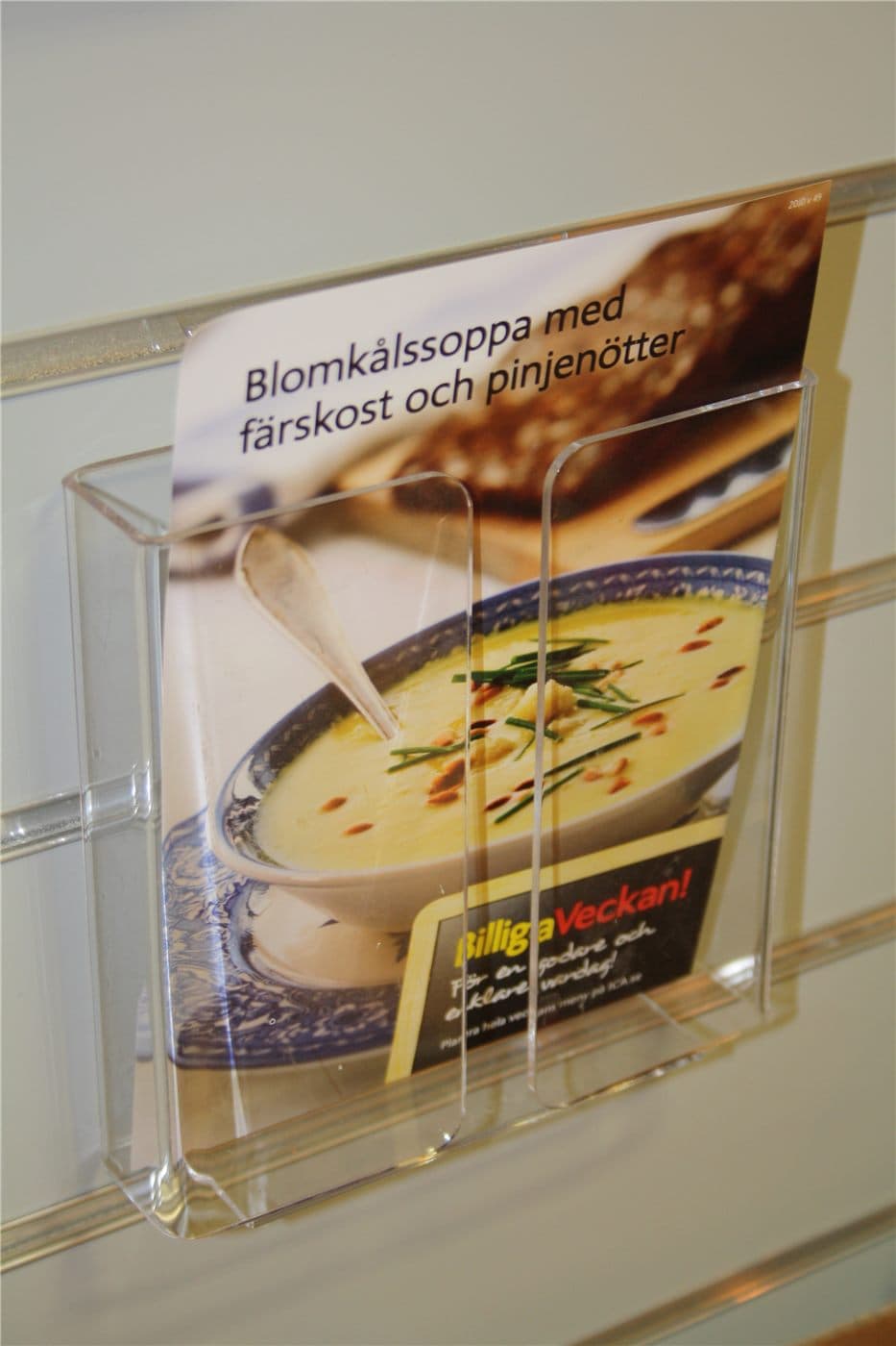 Broschyrhållare A4, spårpanel – Varuexponering från Butiksprofil