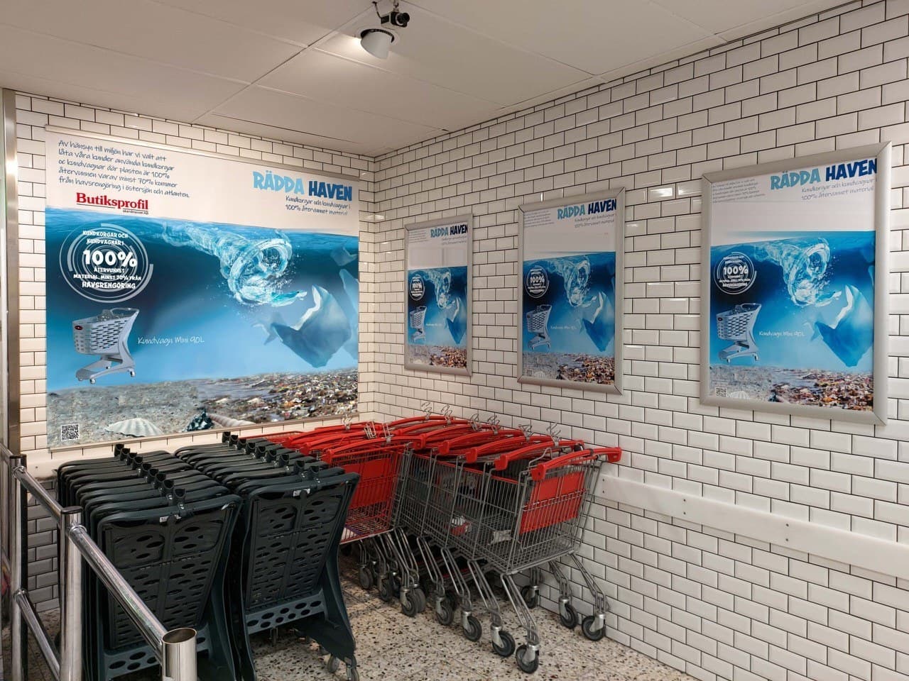 Kundvagnar och korgvagnar uppradade på uppställningsytan vid butiksentrén